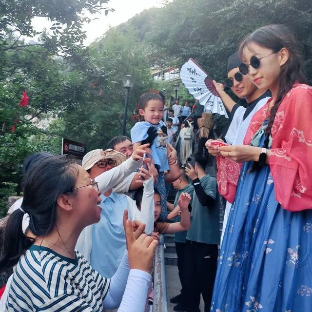华山：排队也能嗨翻天？北峰索道这波操作我给满分！