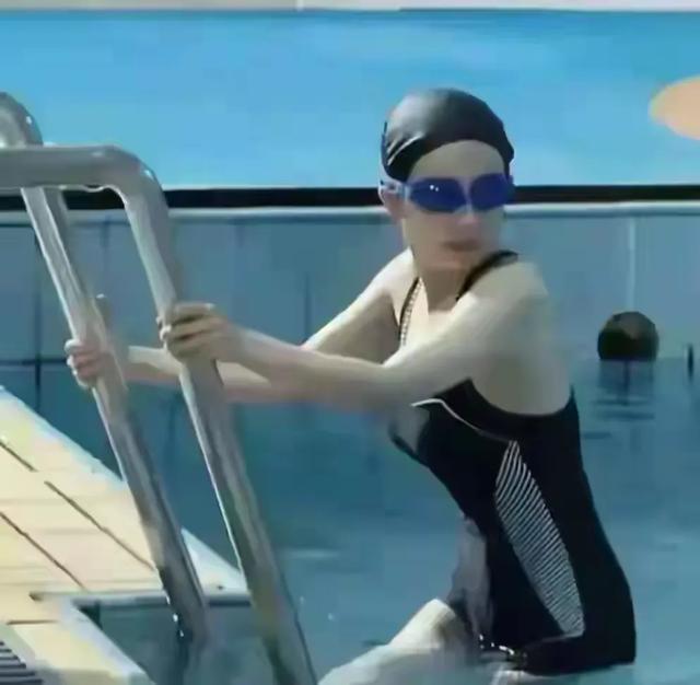 杨幂游泳时太绝了 穿上泳衣好身材前凸后翘藏不住 太好看了