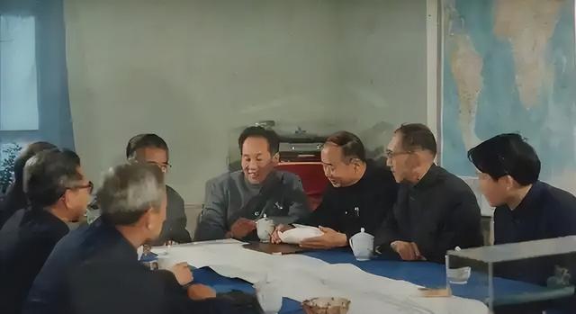 1982年，小偷偷窥厕所引出惊天大案，200名武警粪土中寻绝密文件