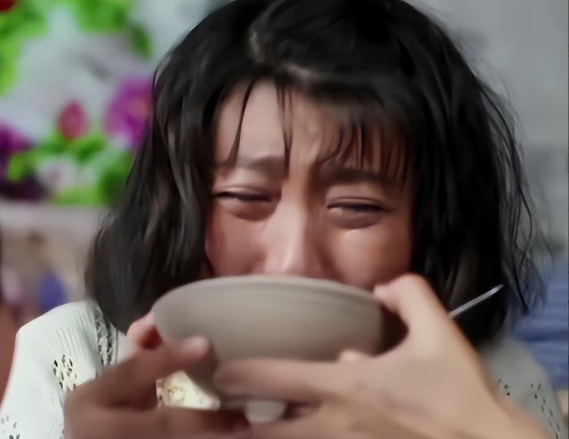 闫学晶事件再升级！官媒下场发文锐评，言辞犀利，句句直戳她心窝