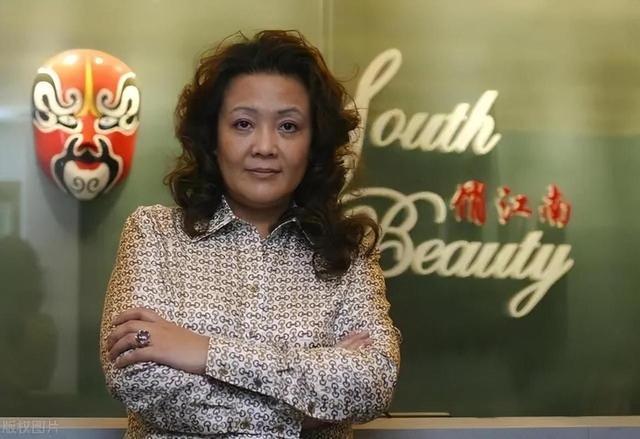 身价过百亿，坐拥北京一条街，出门私人飞机	，京圈富婆都有谁？