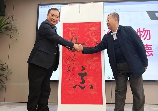 京A88888的车主是谁？多国首脑在他的车上签名，一辆车价值2个亿
