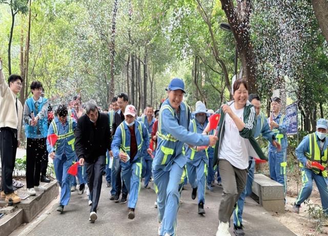 南岗街道举办“环卫靓南岗，分类共参与，健步迎新春”徒步活动。