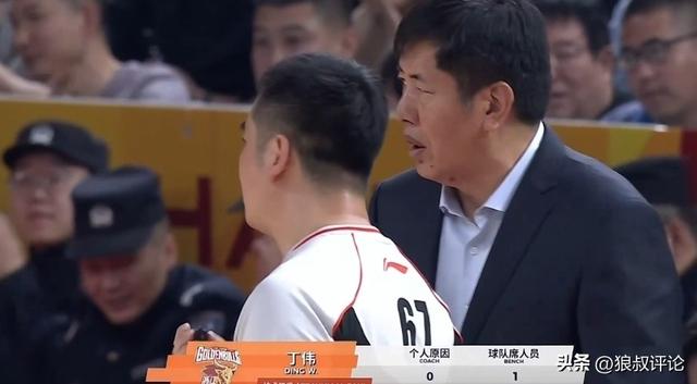 CBA最新排名：北京4连胜冲上第1 辽宁险被爆冷，四川创尴尬纪录