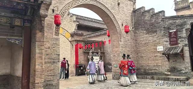 汉服古韵迎佳节 别样三八绽芳华——万荣李家大院妇女节人气火爆