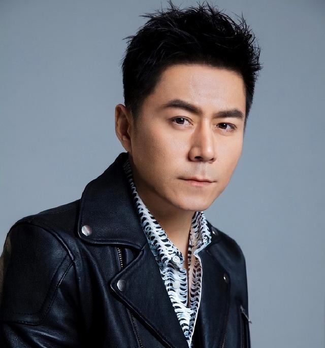 他生于山东，长于台湾，成名于新加坡，娶小14岁妻子愿恩爱到老