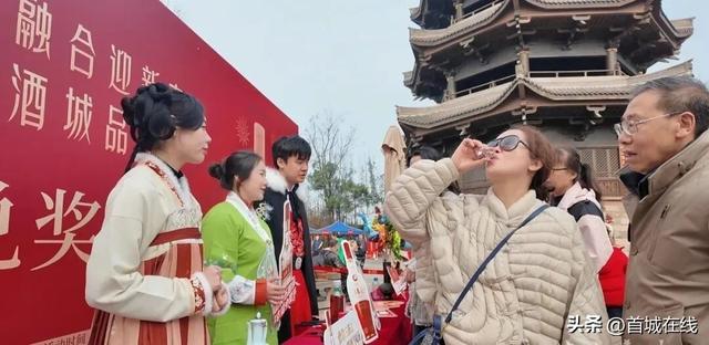 今年国庆宜宾继续“美酒免费喝、燃面免费吃、新能源车免费充”