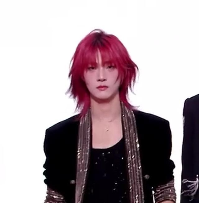 海南红毯好俗，毛晓彤挤出副乳，张萌深V不怕走光，宋茜胸骨凸出