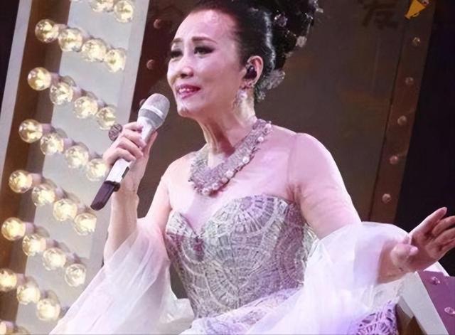 77岁还能压轴上央视春晚，无儿无女拼命赚钱，却有人给她磕头拜年