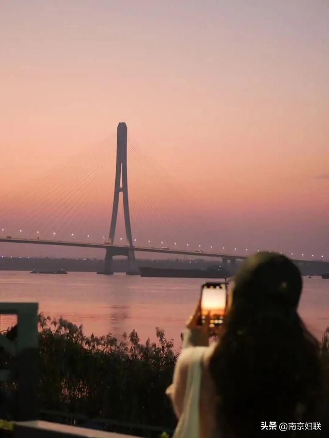 日暮下的金陵，绝美！