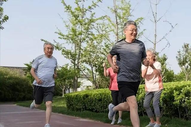 56岁湖北男子患脂肪肝，坚持运动2年后肝硬化，医生怒斥：太盲目