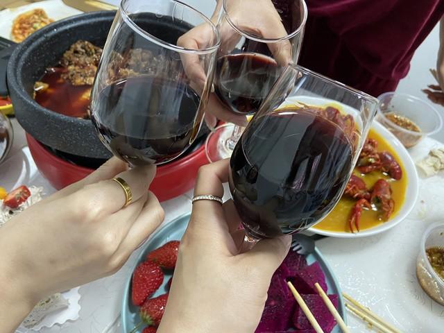 红酒过期了还能喝吗？酿酒师傅给出答案	，看完涨知识了