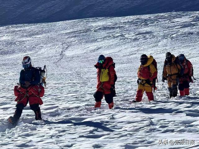 张掖两青年登上世界第八高峰马纳斯鲁峰
