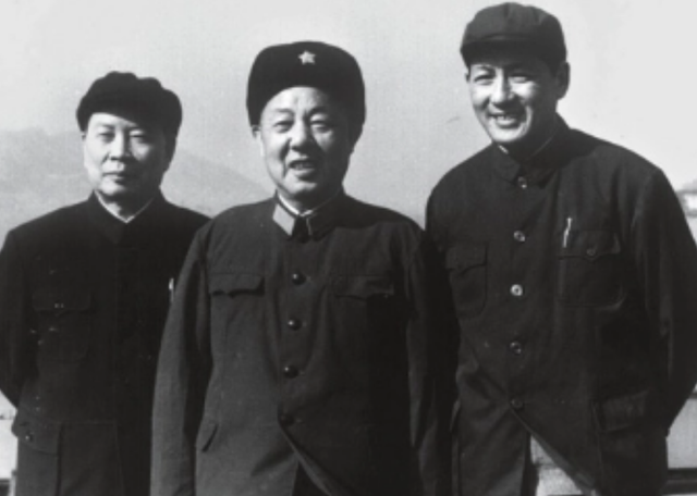 他曾担任3个直辖市市委书记	，40岁官至副国级，43岁粉碎重大阴谋