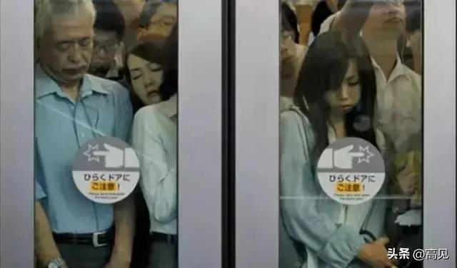 拥挤的电车里，多少女性每天遭受性骚扰？日本“痴汉”恶行大起底