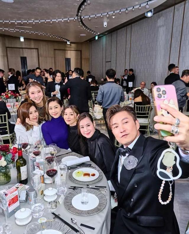 胡杏儿结婚十周年晚宴，一家五口颜值养眼，仨儿子穿西装出席好帅