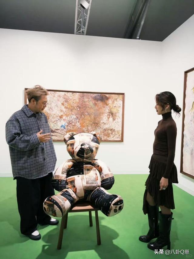 婚变传闻仅5天，刘强东"坦白"没自信，章泽天状态好到和男星看展