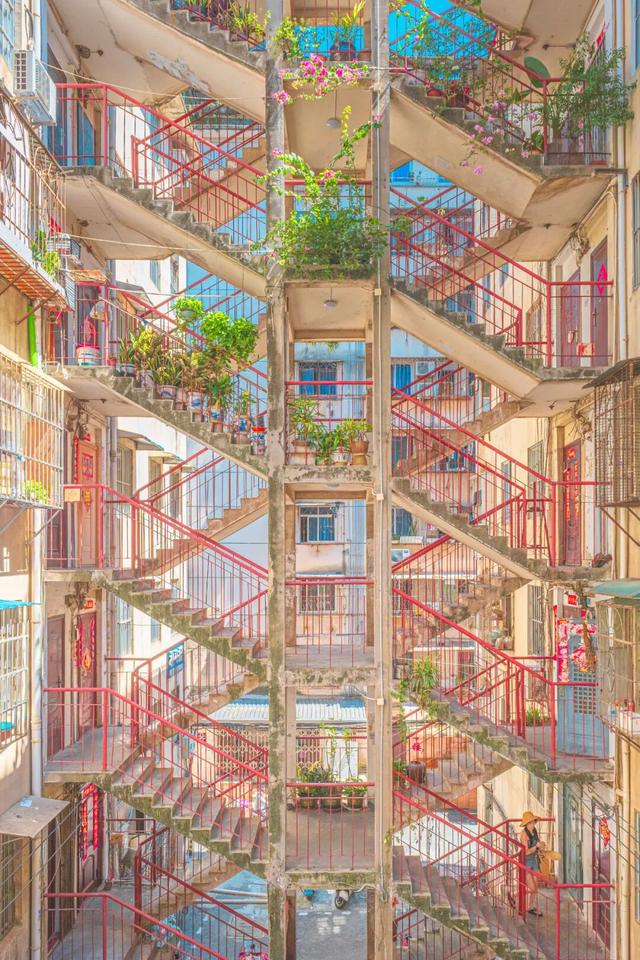 一半是安逸养老，一半是熬夜天堂！这座城冬天有鲜花，凌晨有人潮