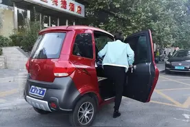 老年人买代步车，行内人推荐三轮车，为啥不是四轮车？有5大原因图片