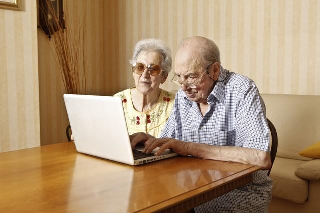 小区停电，我对门的美女穿着睡衣跑出来，一把抱住我说：我好害怕