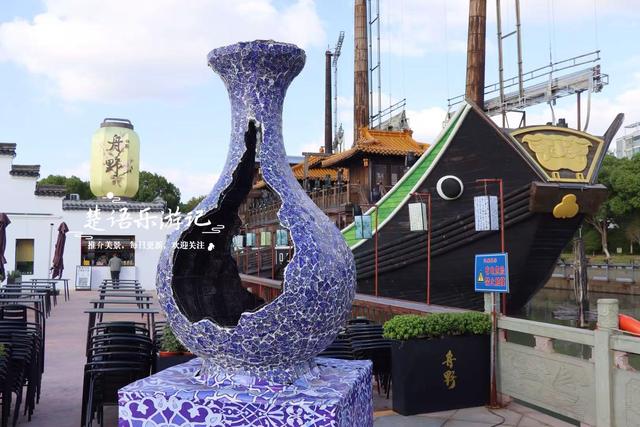 宁波镇海的沿江景观带，没有粉黛花海但是景色很美，非常值得游玩