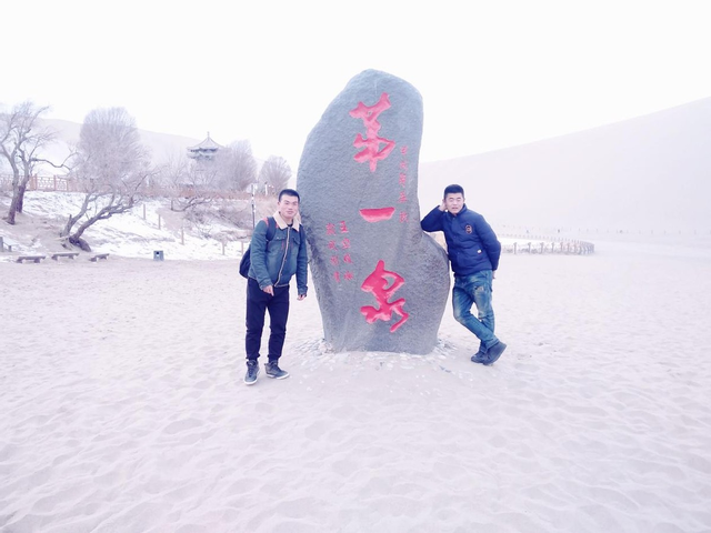 探秘甘肃敦煌鸣沙山月牙泉：沙漠中的奇幻胜景