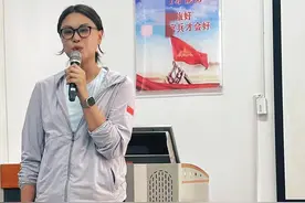 曾春蕾现身云南支教，戴眼镜有模有样，退役后太低调，已生二胎图片