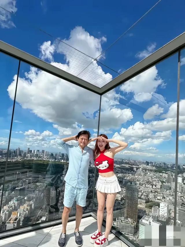 67岁莫华伦与小30岁小娇妻国外旅行，同辈岳母罕见露面，娇妻很美