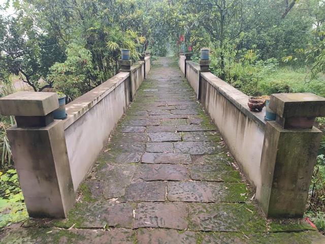 重庆璧山有座千年古庙，门口有座奈何桥，四周大量残破石刻佛像