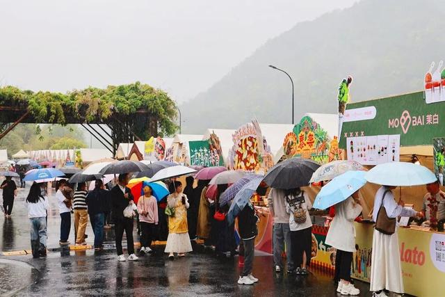 富阳这里，春日氛围感拉满！市民游客纷纷冒雨赶来……