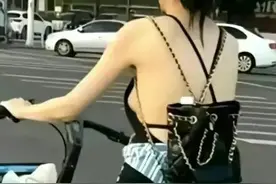 时尚与争议：开裆裤和露奶装的横行，真的是穿衣自由的代表吗?图片
