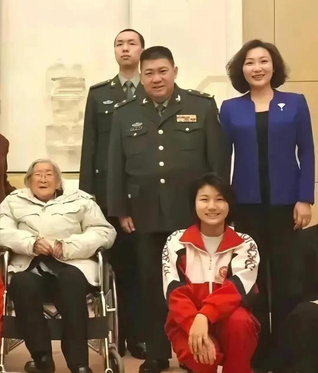 主席唯一曾孙子毛东东，今年22岁身高1米87，出生日期很有寓意！