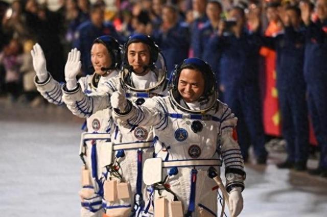 神舟二十一号升空！现在的问题是，导师上天了，组会还开吗？