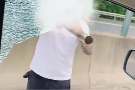 闹大了！无牌奥迪车主高速恶意别车，寸头纹身，手持铁棍打砸玻璃图片