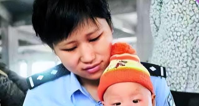 16年前，汶川女警揭衣露乳哺育9婴，归来连升四级，最后结局泪目