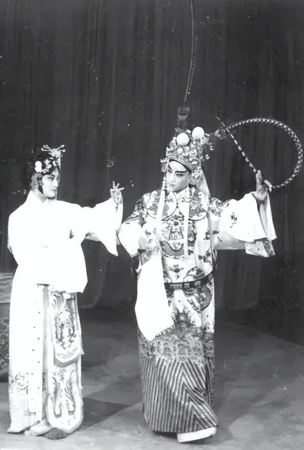 何晴好友透露：她罹患脑瘤还中风，手术后痛哭不已；其儿子已中戏毕业，刚公开亮相