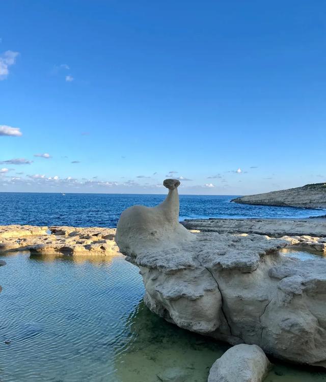 马耳他是地中海岛国，像非洲和欧洲的跳板，这里到处都土土的