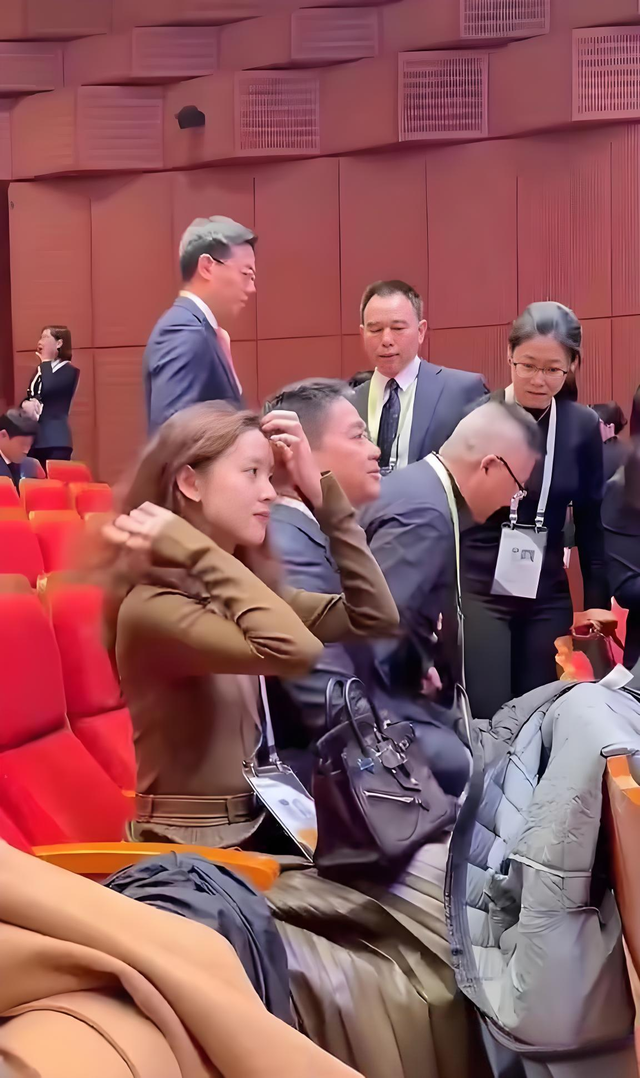 刘强东带章泽天见客户，56万爱马仕抢眼！他宠溺的眼神藏不住