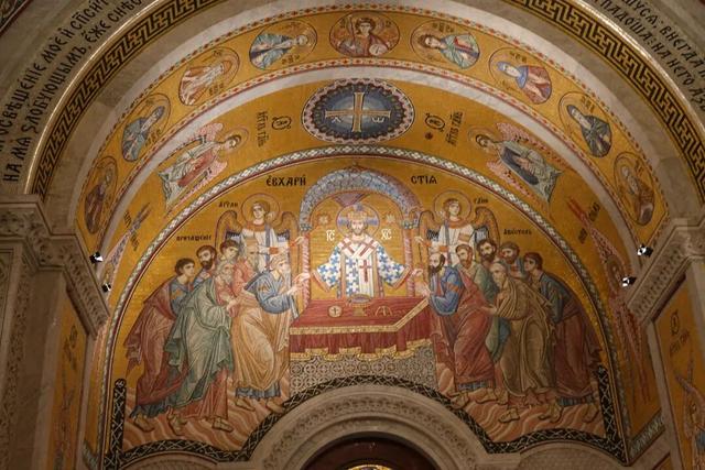 塞尔维亚，老贝城的圣萨瓦大教堂，马赛克壁画把金色用到极致典雅