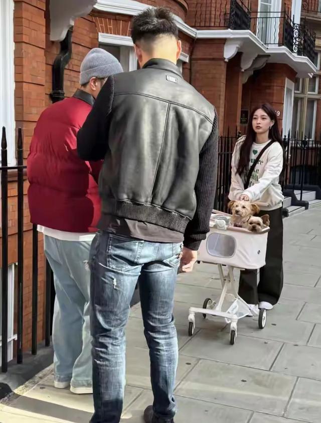 杜海涛和老婆沈梦辰现身英国伦敦街头，有钱人现在很多都出国了