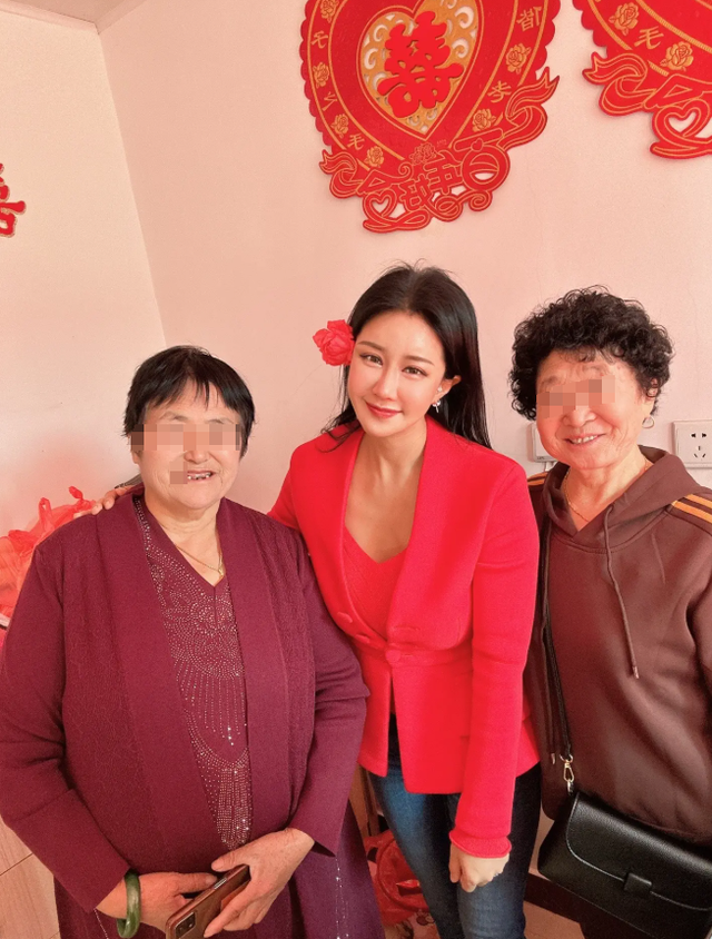 香港艳星官宣怀孕！43岁二婚嫁内地农村郎，打扮性感干农活