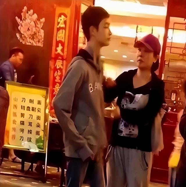 原来陈小艺的儿子就是他，不靠父母靠演技，是“妈宝”也是骄傲！