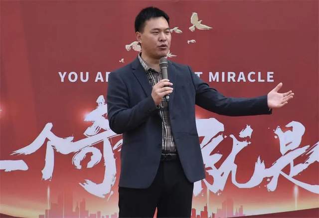 下一个奇迹就是你——武穴市育才高中高三年级举行2024届高考励志演讲活动(图2)