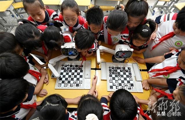 对弈AI棋类机器人 校园里“棋”乐无穷