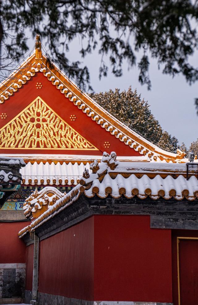 雪落廊桥，颐和园便成了半白半黛的水墨长卷。