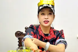 刘晓庆晒74岁生日照，手上大玉镯抢镜，面部白皙紧致但好不自然图片