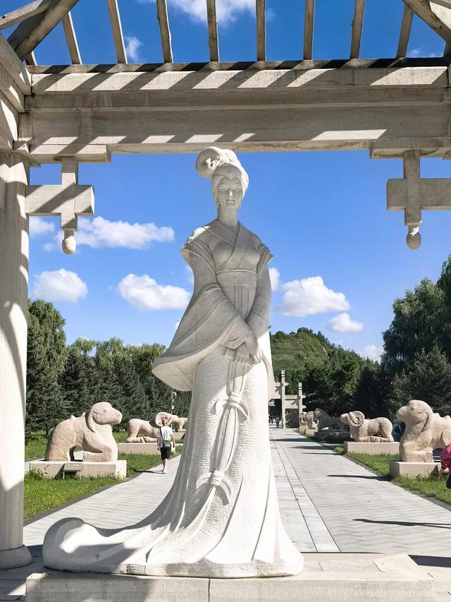 王昭君墓在呼和浩特市，她是历史上第一个和亲少数民族的公主吗？