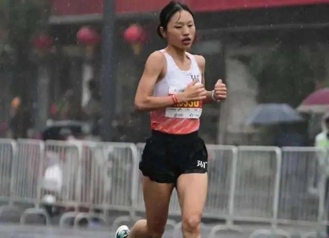 脸皮薄？张水华直播带货不丢人！挣钱不寒碜：只要别逃税+卖假货