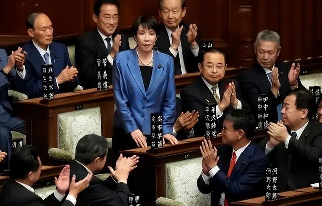 别再看表面了！东北亚反包围成型，美国航母退得比谁都快