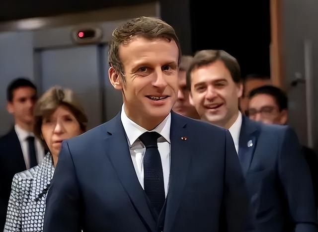 会谈结束，签署多项合作文件，当着中方的面，马克龙提出3个请求